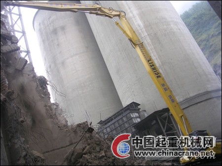 力士德自主研发加长臂挖掘机在贵州六盘水水钢水泥厂拆除现场显神威